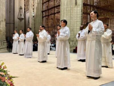 "Once Nuevos Diáconos son Ordenados en la Catedral de Sevilla en una Ceremonia Presidida por el Arzobispo Saiz Meneses" 