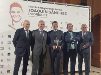 *El alcalde entrega a Joaquín Sánchez el premio como “Embajador de Sevilla”*