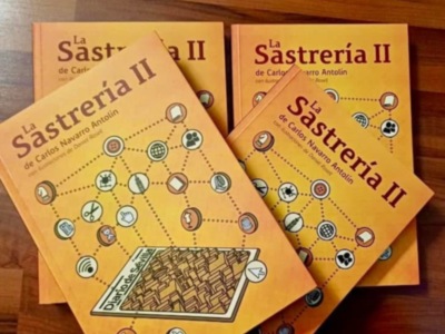 El libro ‘La Sastrería II’ (Páginas del Sur) del periodista Carlos Navarro está a la venta en la sede central de Caja Rural en Sevilla