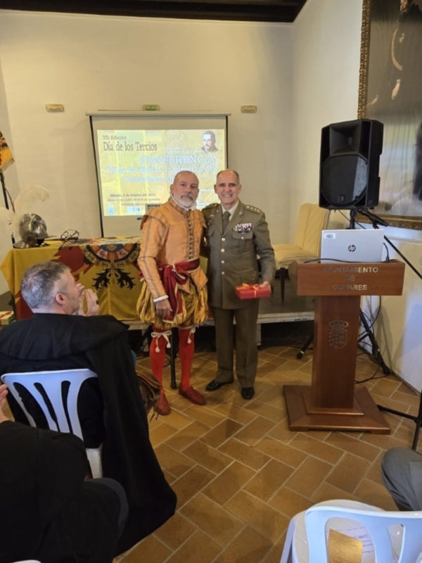 Conferencia histórica en el Ayuntamiento de Olivares, con participantes en trajes de época y presentación sobre Juan de Roelas.
