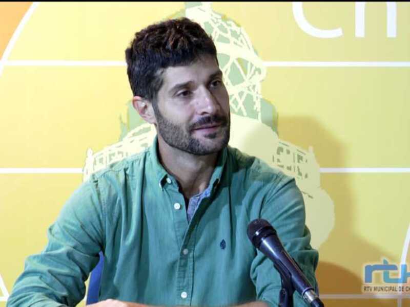 Persona hablando en una conferencia de prensa en el RTV Municipal de Chipiona.