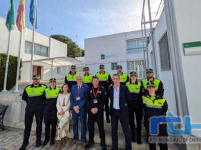 El alcalde de Chipiona, Luis Mario Aparcero realiza una visita a los diez agentes de policías en practicas en la IESPA 