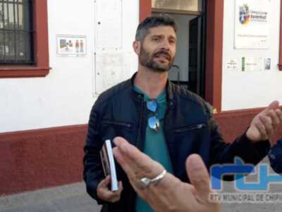 El Centro de Adultos ha realizado una visita guiada con Tano Guzmán sobre su libro ‘Luces y sombras de la historia de Chipiona’