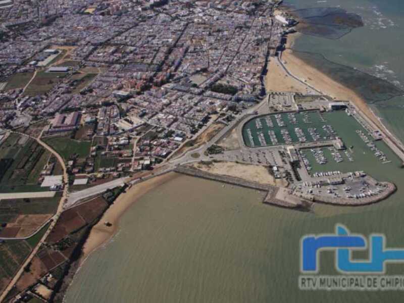 Vista aérea de Chipiona, con su puerto deportivo y costa.