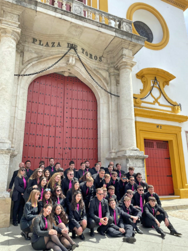 Gruppo formale davanti alla Plaza de Toros.