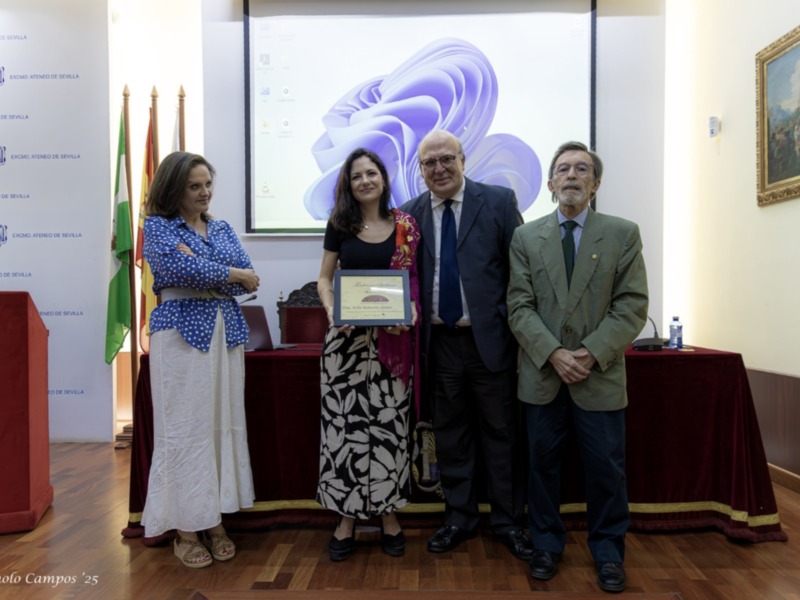 Premiación en el Ateneo de Sevilla, con reconocimiento a una destacada figura.