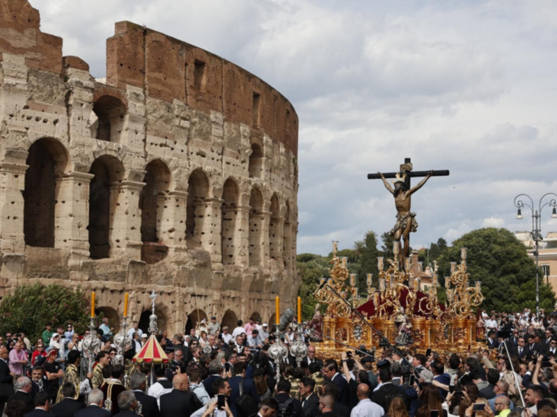 Cruz de Cristo en el Coliseo, Roma, Italia