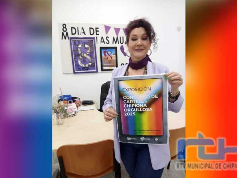 Una mujer sostiene un cartel con la información de una exposición sobre el Día de las Mujeres en Chipiona 2025.
