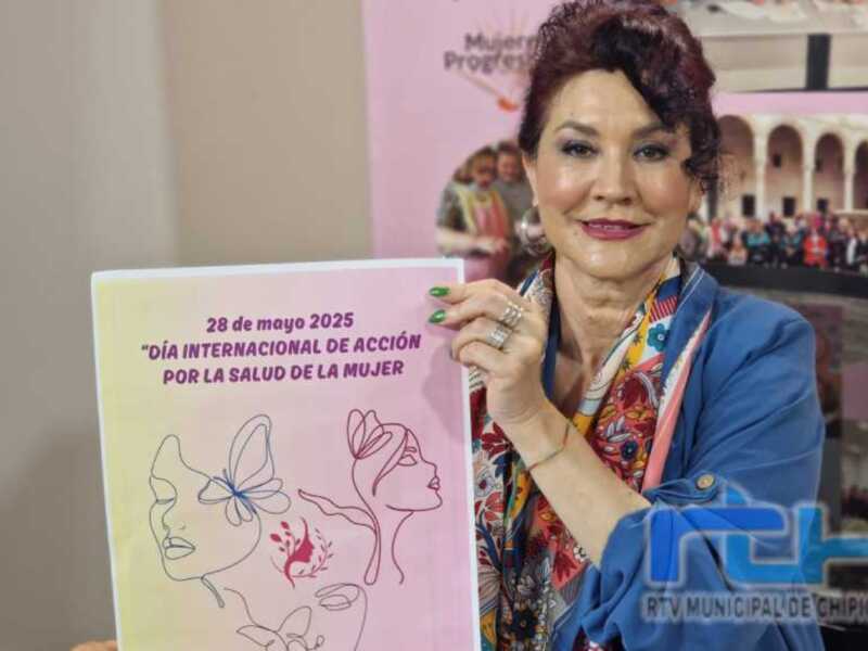 Una mujer sostiene un cartel con la fecha 28 de mayo 2025 y el título 'Día Internacional de Acción por la Salud de la Mujer'.