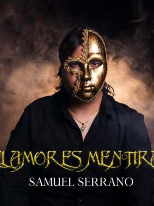 Un hombre con una máscara dorada y un fondo de humo, con el título 'El Amor es Menteira' y el nombre 'Samuel Serrano' en la parte inferior.