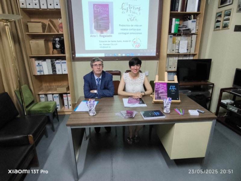 Ana I. Regalado presentando su libro '52 historias de tres y la vida' en una sala de conferencias.