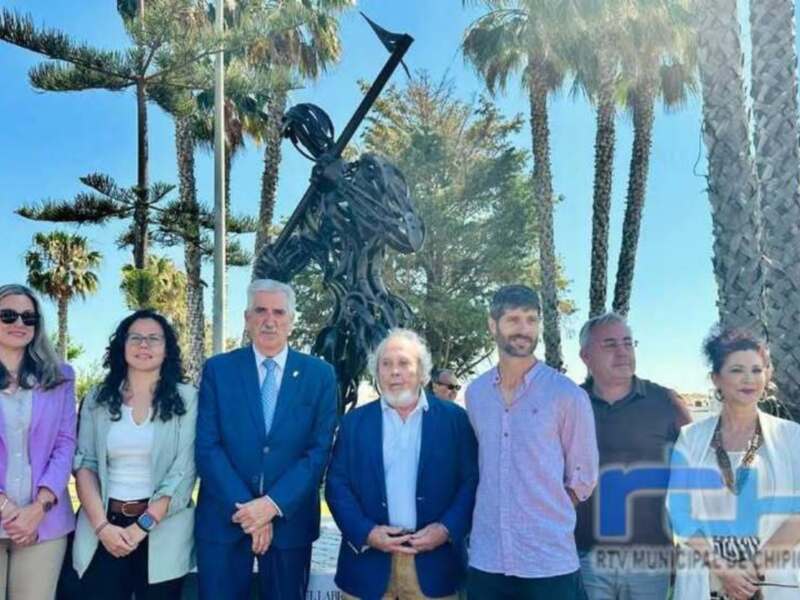 Una imagen de una ceremonia en un parque con palmeras, donde se puede ver a varias personas posando frente a una estatua de un personaje histórico. La imagen está firmada por la Municipalidad de Chivilcoy con el logo de RTV.