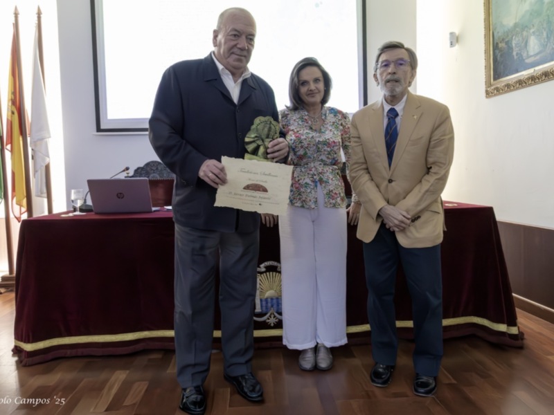 Tres personas en una reunión formal, con uno de ellos sosteniendo un certificado. La escena se desarrolla en una habitación con banderas y decoraciones.