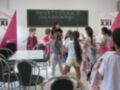 Niños participando en un taller de ritmos en un aula con carteles de Barraca XXI en el fondo.