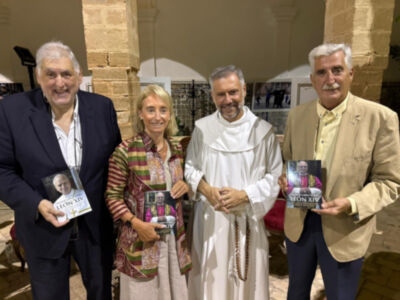 Presentado con éxito el Primer libro sobre León XIV en el Claustro de Regla de Chipiona.
