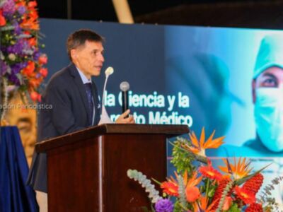 El libro a relato Médico de la Pasión de Fernando de la Portilla, presentado con éxito en Guatemala, donde el doctor se encuentra operando con su Ong.