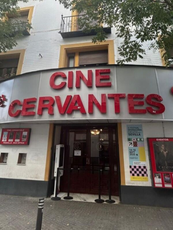 Cine Cervantes, entrada principal con carteles de películas.