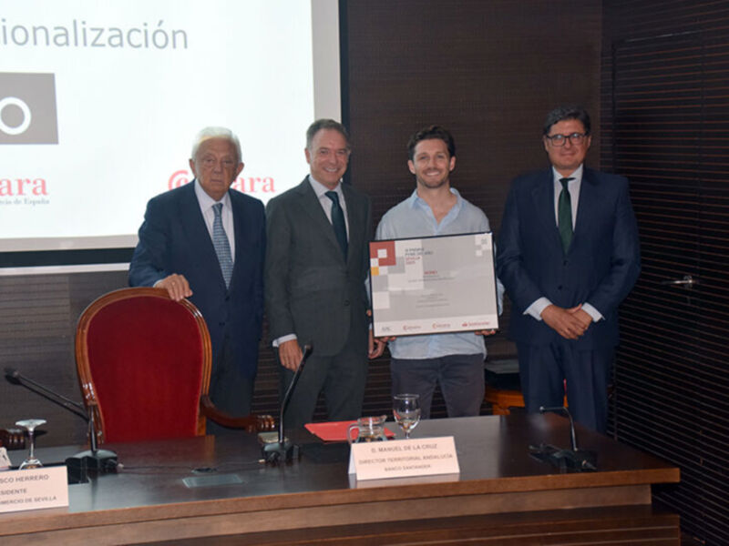 Premio de Nacionalización en un evento profesional.