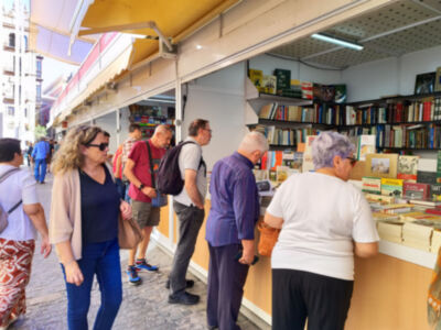 El homenaje a Antonio Rivero Taravillo abre la Feria del Libro Antiguo y de Ocasión que reúne hasta el 19 de octubre a 22 expositores de todo el país en la Plaza de San Francisco