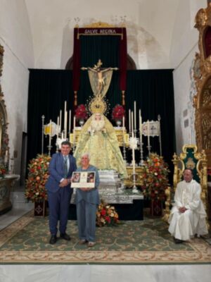 La Hermandad de la Vera-Cruz celebra unas vísperas llenas de fe y emoción en honor a la Virgen de las Angustias en Alcalá del Río
