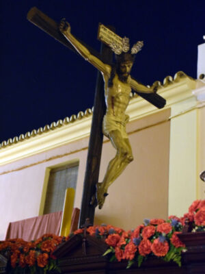 Alcalá del Río se reúne en oración ante el Santísimo Cristo del Buen Fin, obra de Roque Balduque