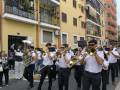 Músicos tocando instrumentos en una calle de la ciudad.