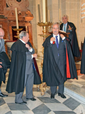 La capa ha acompañado a los habitantes de la península ibérica desde tiempos inmemoriales. Ya los pueblos celtíberos empleaban esta prenda como protección y símbolo identitario. 