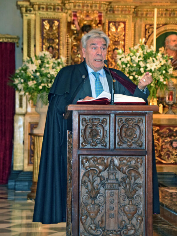 La capa ha acompañado a los habitantes de la península ibérica desde tiempos inmemoriales. Ya los pueblos celtíberos empleaban esta prenda como protección y símbolo identitario. 