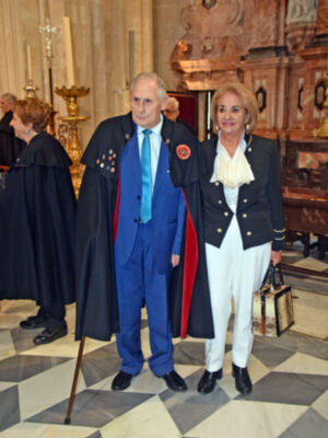 La capa ha acompañado a los habitantes de la península ibérica desde tiempos inmemoriales. Ya los pueblos celtíberos empleaban esta prenda como protección y símbolo identitario. 