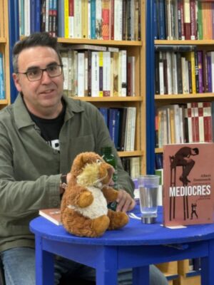 Albert Doménech hoy en Málaga presenta su primer libro "Mediocres", a las 19.00 en Librería Proteo