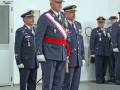 Oficiales militares en uniforme durante una ceremonia.