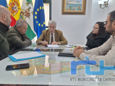 El alcalde de Chipiona informa del proyecto fotovoltaico en la EDAR y la reclamación a la Junta una solución definitiva a la zona inundable