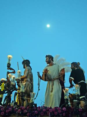 Devoción y tradición acompañan la salida procesional de la Hermandad de la Piedad en el barrio sevillano de Las Avenidas
