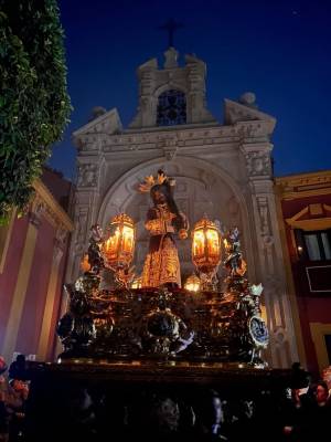 Un niño mira al hombre con la Cruz