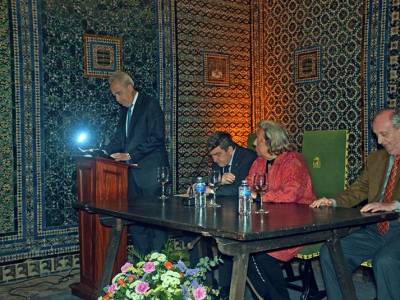 La historiadora Enriqueta Vila Vilar recibe el reconocimiento de Sevilla en un acto de alto nivel académico 