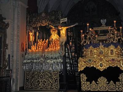  Alcalá del Río revive con solemnidad el ancestral rito del Descendimiento de Cristo 