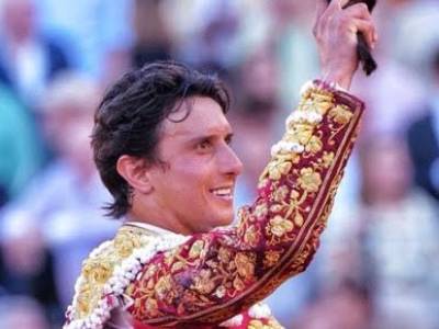 Roca Rey pasea una oreja y Aguado, vuelta al ruedo, en una tarde marcada por el juego de los toros de Domingo Hernández