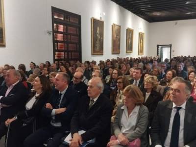 El Real Alcázar acoge una reflexión sobre terrorismo y política en la presentación del libro de Mayor Oreja en Sevilla