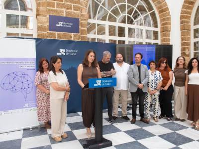 Las asociaciones de Alzheimer de la provincia celebran un encuentro formativo en Conil con apoyo de la Diputación