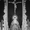 La Vera-Cruz levanta un altar de gran fuerza simbólica para sus cultos mayores en Alcalá del Río 
