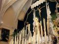 La Vera-Cruz levanta un altar de gran fuerza simbólica para sus cultos mayores en Alcalá del Río 