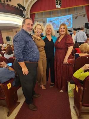 Éxito de asistencia y respaldo institucional al acto solidario celebrado en el Teatro de Capitanía de Sevilla