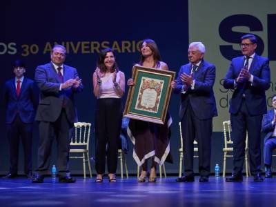 Raquel Revuelta recoge premio de la Cámara de Comercio de Sevilla por el treinta aniversario de Simof