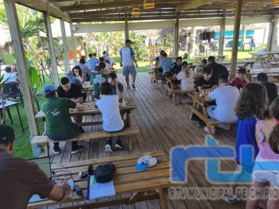 Paco J. Bernal se lleva el primer torneo de ajedrez ‘Al Fresquito’ diputado en el chiringuito Salitre