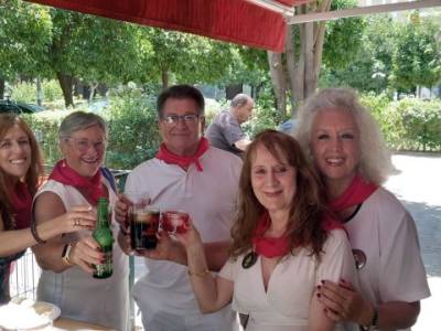 El Hogar Navarro de Sevilla inaugura los Sanfermines con el tradicional chupinazo en el barrio de Nervión