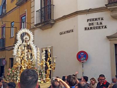 La Virgen del Carmen de Calatrava renueva su histórica procesión fluvial por el Guadalquivir en una emotiva jornada de fe y tradición