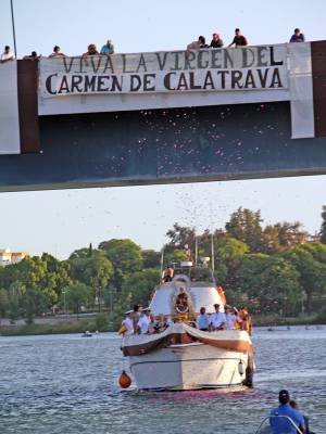 La Virgen del Carmen de Calatrava renueva su histórica procesión fluvial por el Guadalquivir en una emotiva jornada de fe y tradición