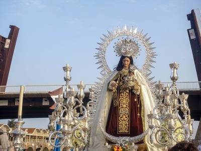 La Virgen del Carmen del Puente de Triana vuelve a surcar el Guadalquivir en una de las grandes estampas de la devoción marinera sevillana
