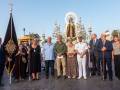 La Virgen del Carmen del Puente de Triana vuelve a surcar el Guadalquivir en una de las grandes estampas de la devoción marinera sevillana