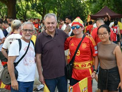 Sevilla celebra con entusiasmo y civismo la victoria de España